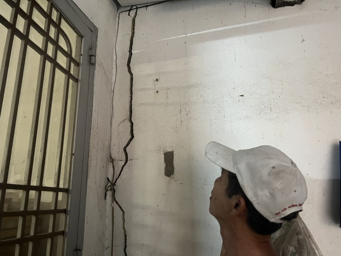 Dự án thoát nước làm sụt lún 14 nhà dân: Chủ đầu tư đã lường trước?- Ảnh 2. Dự án thoát nước làm sụt lún 14 nhà dân: Chủ đầu tư đã lường trước?- Ảnh 2.