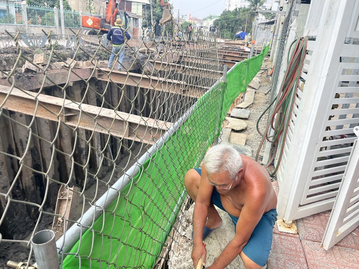 Cận cảnh nhà bị xé đôi tường, sụt lún do thi công cống thoát nước ở TP Thủ Dầu Một- Ảnh 6. Cận cảnh nhà bị xé đôi tường, sụt lún do thi công cống thoát nước ở TP Thủ Dầu Một- Ảnh 6.