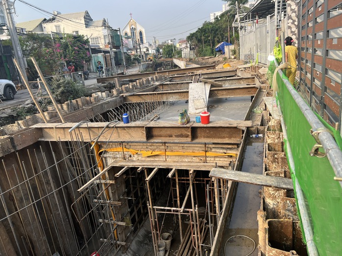 Cận cảnh nhà bị xé đôi tường, sụt lún do thi công cống thoát nước ở TP Thủ Dầu Một- Ảnh 1. Cận cảnh nhà bị xé đôi tường, sụt lún do thi công cống thoát nước ở TP Thủ Dầu Một- Ảnh 1.
