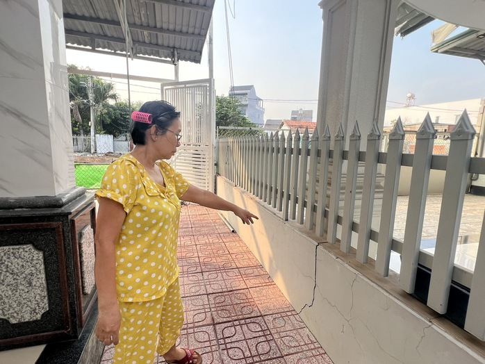 Cận cảnh nhà bị xé đôi tường, sụt lún do thi công cống thoát nước ở TP Thủ Dầu Một- Ảnh 3. Cận cảnh nhà bị xé đôi tường, sụt lún do thi công cống thoát nước ở TP Thủ Dầu Một- Ảnh 3.