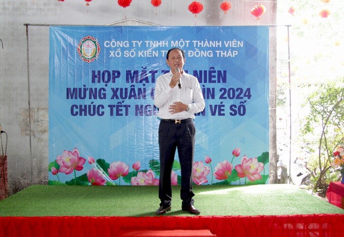 Xổ số kiến thiết Đồng Tháp tri ân, tặng quà người bán vé số dạo- Ảnh 1. Xổ số kiến thiết Đồng Tháp tri ân, tặng quà người bán vé số dạo- Ảnh 1.