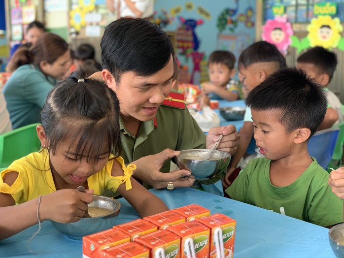 "Bữa trưa cho em" ở vùng cao Sơn Tây- Ảnh 3. "Bữa trưa cho em" ở vùng cao Sơn Tây- Ảnh 3.