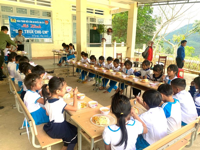 "Bữa trưa cho em" ở vùng cao Sơn Tây- Ảnh 1. "Bữa trưa cho em" ở vùng cao Sơn Tây- Ảnh 1.