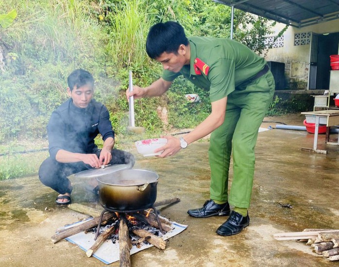 "Bữa trưa cho em" ở vùng cao Sơn Tây- Ảnh 2. "Bữa trưa cho em" ở vùng cao Sơn Tây- Ảnh 2.