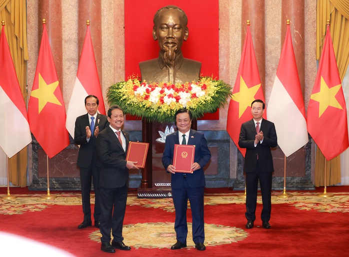 Chủ tịch nước Võ Văn Thưởng và Tổng thống Joko Widodo chứng kiến trao đổi Bản ghi nhớ về Hợp tác nghề cá Ảnh: HỮU HƯNG Chủ tịch nước Võ Văn Thưởng và Tổng thống Joko Widodo chứng kiến trao đổi Bản ghi nhớ về Hợp tác nghề cá Ảnh: HỮU HƯNG