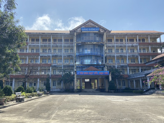 Cảnh đìu hiu bên trong Trường ĐH Quảng Bình vì vắng sinh viên Ảnh: HOÀNG PHÚC Cảnh đìu hiu bên trong Trường ĐH Quảng Bình vì vắng sinh viên Ảnh: HOÀNG PHÚC