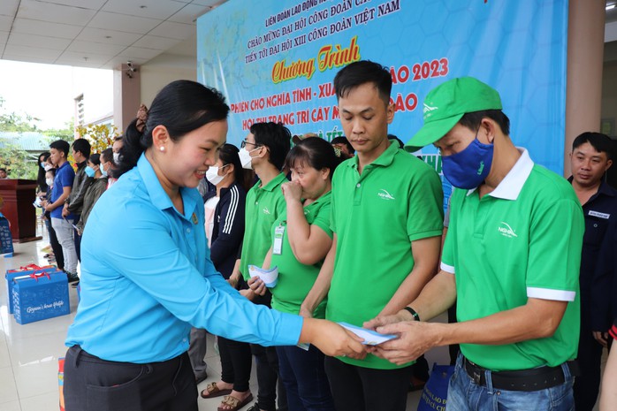 Kịp thời hỗ trợ công nhân mất việc, giảm giờ làm- Ảnh 1.