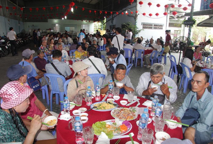 Xổ số kiến thiết Đồng Tháp tri ân, tặng quà người bán vé số dạo- Ảnh 4. Xổ số kiến thiết Đồng Tháp tri ân, tặng quà người bán vé số dạo- Ảnh 4.