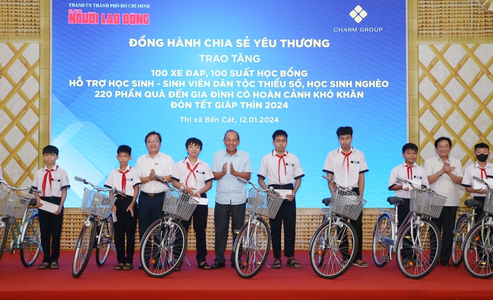 Nguyên Ủy viên Bộ Chính trị, nguyên Phó Thủ tướng Thường trực Chính phủ Trương Hòa Bình; ông Nguyễn Hoàng Thao, Phó Bí thư Thường trực Tỉnh ủy Bình Dương và ông Lê Cao Cường, Tổng Thư ký Tòa soạn Báo Người Lao Động, tặng xe đạp và học bổng cho các em học sinh Nguyên Ủy viên Bộ Chính trị, nguyên Phó Thủ tướng Thường trực Chính phủ Trương Hòa Bình; ông Nguyễn Hoàng Thao, Phó Bí thư Thường trực Tỉnh ủy Bình Dương và ông Lê Cao Cường, Tổng Thư ký Tòa soạn Báo Người Lao Động, tặng xe đạp và học bổng cho các em học sinh