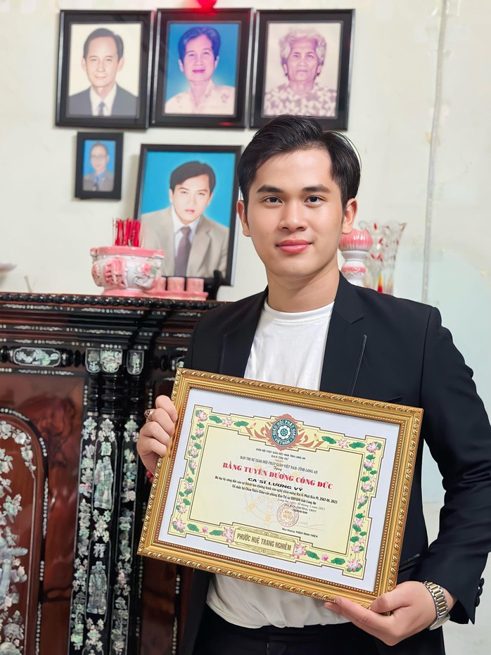Nghệ sĩ Ngân Tuấn nâng đỡ con trai cố NSƯT Chiêu Hùng nối nghiệp cha- Ảnh 1. Nghệ sĩ Ngân Tuấn nâng đỡ con trai cố NSƯT Chiêu Hùng nối nghiệp cha- Ảnh 1.