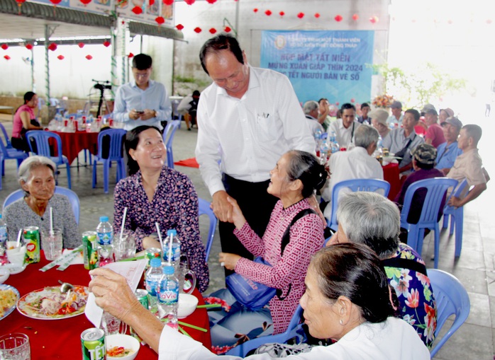 Xổ số kiến thiết Đồng Tháp tri ân, tặng quà người bán vé số dạo- Ảnh 5. Xổ số kiến thiết Đồng Tháp tri ân, tặng quà người bán vé số dạo- Ảnh 5.