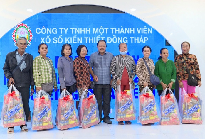 Xổ số kiến thiết Đồng Tháp tri ân, tặng quà người bán vé số dạo- Ảnh 6. Xổ số kiến thiết Đồng Tháp tri ân, tặng quà người bán vé số dạo- Ảnh 6.