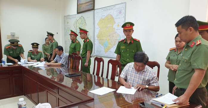 Hậu Giang: Bắt ông Trần Không Dận, Phó Chủ tịch UBND huyện Phụng Hiệp- Ảnh 1. Hậu Giang: Bắt ông Trần Không Dận, Phó Chủ tịch UBND huyện Phụng Hiệp- Ảnh 1.