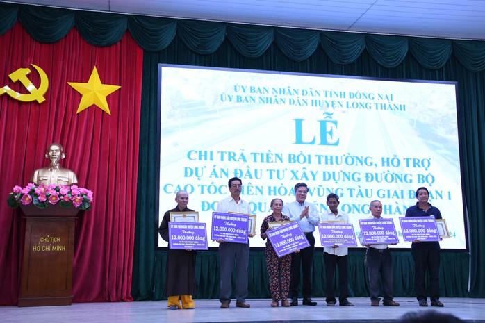 Những hộ dân đầu tiên ở Đồng Nai nhận bồi thường cao tốc Biên Hòa- Vũng Tàu- Ảnh 2. Những hộ dân đầu tiên ở Đồng Nai nhận bồi thường cao tốc Biên Hòa- Vũng Tàu- Ảnh 2.