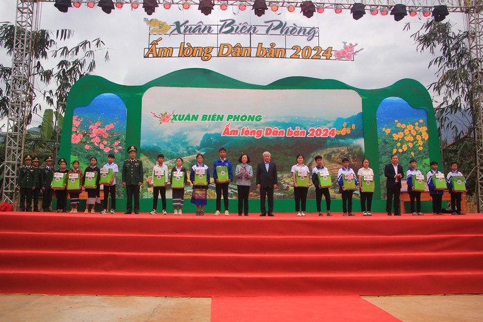 Thường trực Ban Bí thư Trương Thị Mai thăm, tặng quà Tết tại Quảng Bình- Ảnh 1. Thường trực Ban Bí thư Trương Thị Mai thăm, tặng quà Tết tại Quảng Bình- Ảnh 1.