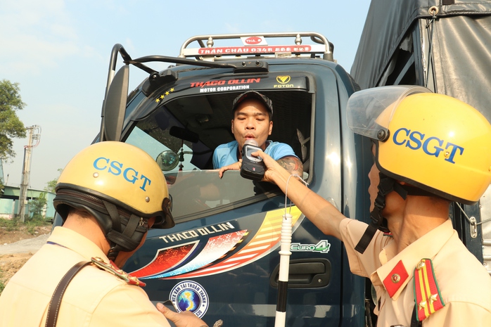 CSGT TP HCM ngày đầu ra quân: Xử lý 52 người vi phạm nồng độ cồn trên Quốc lộ 1- Ảnh 1. CSGT TP HCM ngày đầu ra quân: Xử lý 52 người vi phạm nồng độ cồn trên Quốc lộ 1- Ảnh 1.