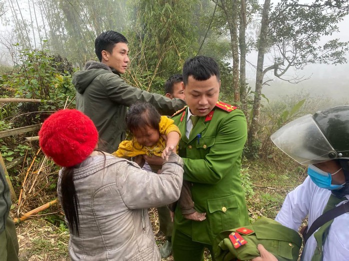 Bé gái 2 tuổi “mất tích” được tìm thấy trong tình trạng người tím tái- Ảnh 1. Bé gái 2 tuổi “mất tích” được tìm thấy trong tình trạng người tím tái- Ảnh 1.