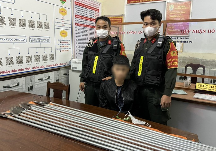 Lời khai của kẻ vác 12 cây dao phóng lợn ngông nghênh trên đường- Ảnh 1. Lời khai của kẻ vác 12 cây dao phóng lợn ngông nghênh trên đường- Ảnh 1.