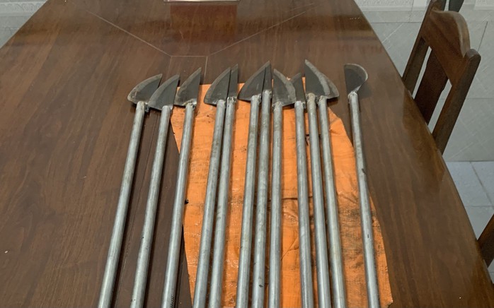 Lời khai của kẻ vác 12 cây dao phóng lợn ngông nghênh trên đường- Ảnh 2. Lời khai của kẻ vác 12 cây dao phóng lợn ngông nghênh trên đường- Ảnh 2.