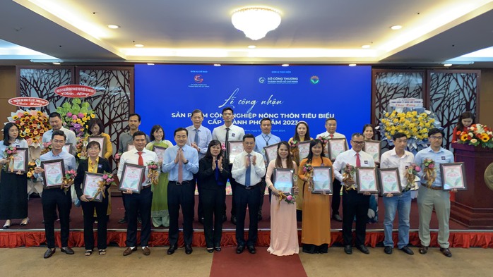 Vùng nào cũng có mật ong, làm sao để biết đó là mật ong của TP HCM?
- Ảnh 1. Vùng nào cũng có mật ong, làm sao để biết đó là mật ong của TP HCM?
- Ảnh 1.