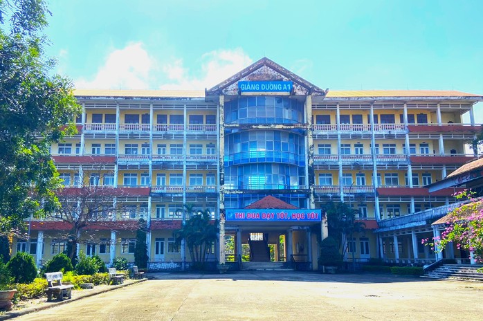 Không có tiền trả lương, Trường Đại học Quảng Bình hoãn hợp đồng 39 giảng viên, nhân viên- Ảnh 2. Không có tiền trả lương, Trường Đại học Quảng Bình hoãn hợp đồng 39 giảng viên, nhân viên- Ảnh 2.