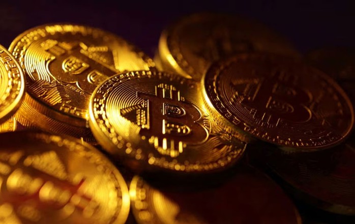 Sau khi Ủy ban Chứng khoán và Giao dịch Mỹ phê duyệt cho các quỹ giao dịch trao đổi Bitcoin đầu tiên được niêm yết trên sàn chứng khoán, giá đồng Ethereum tăng vọt trong khi đồng Bitcoin giữ đà tăng giá Ảnh: REUTERS Sau khi Ủy ban Chứng khoán và Giao dịch Mỹ phê duyệt cho các quỹ giao dịch trao đổi Bitcoin đầu tiên được niêm yết trên sàn chứng khoán, giá đồng Ethereum tăng vọt trong khi đồng Bitcoin giữ đà tăng giá Ảnh: REUTERS