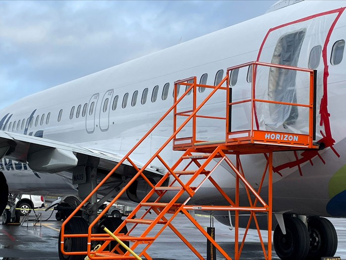 Chiếc máy bay gặp sự cố bung thân được điều tra ở TP Portland, bang Oregon - Mỹ hôm 7-1 Ảnh: REUTERS Chiếc máy bay gặp sự cố bung thân được điều tra ở TP Portland, bang Oregon - Mỹ hôm 7-1 Ảnh: REUTERS