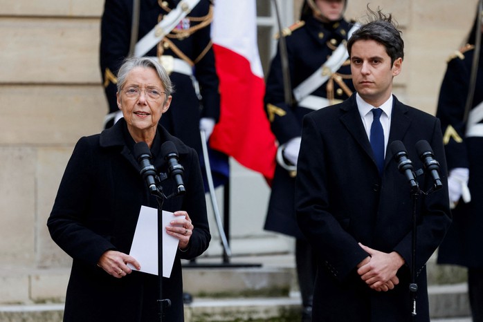 Tân Thủ tướng Pháp Gabriel Attal và người tiền nhiệm Elisabeth Borne tại thủ đô Paris ngày 9-1 Ảnh: REUTERS Tân Thủ tướng Pháp Gabriel Attal và người tiền nhiệm Elisabeth Borne tại thủ đô Paris ngày 9-1 Ảnh: REUTERS