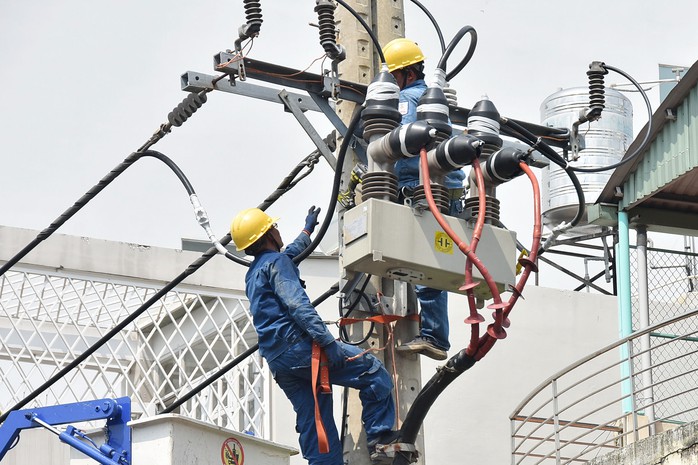 Nhân viên Tổng Công ty Điện lực TP HCM kiểm tra hệ thống tải điện Ảnh: TẤN THẠNH Nhân viên Tổng Công ty Điện lực TP HCM kiểm tra hệ thống tải điện Ảnh: TẤN THẠNH