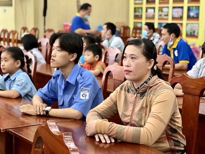 Báo Người Lao động trao 50 suất học bổng tiếp sức con đoàn viên - lao động vượt khó, học giỏi - Ảnh 1.