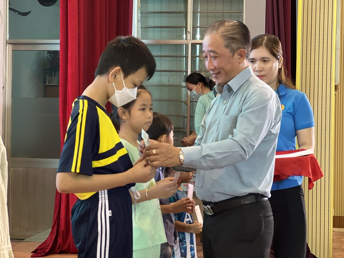 Báo Người Lao động trao 50 suất học bổng tiếp sức con đoàn viên - lao động vượt khó, học giỏi - Ảnh 2.
