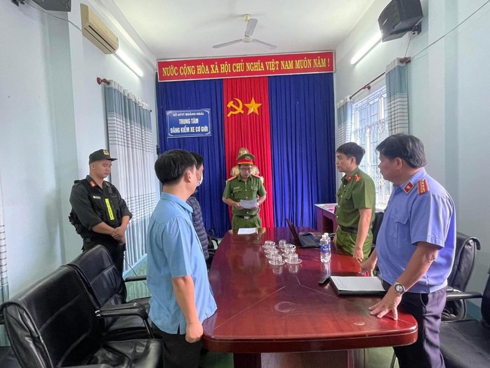 Khởi tố giám đốc và 2 nhân viên trung tâm đăng kiểm - Ảnh 1. Khởi tố giám đốc và 2 nhân viên trung tâm đăng kiểm - Ảnh 1.