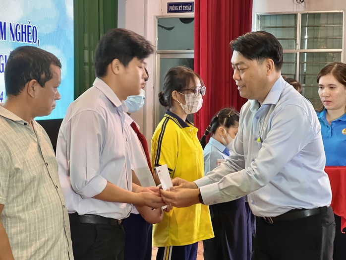 Báo Người Lao động trao 50 suất học bổng tiếp sức con đoàn viên - lao động vượt khó, học giỏi - Ảnh 4.