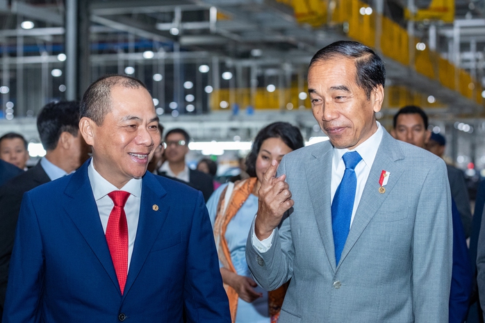 Tỉ phú Phạm Nhật Vượng cầm lái đưa Tổng thống Indonesia thăm nhà máy VinFast- Ảnh 4. Tỉ phú Phạm Nhật Vượng cầm lái đưa Tổng thống Indonesia thăm nhà máy VinFast- Ảnh 4.