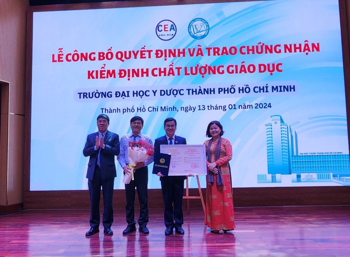 Trao chứng nhận kiểm định chất lượng cơ sở giáo dục chu kỳ 2 cho Đại học Y dược TP HCM- Ảnh 1. Trao chứng nhận kiểm định chất lượng cơ sở giáo dục chu kỳ 2 cho Đại học Y dược TP HCM- Ảnh 1.