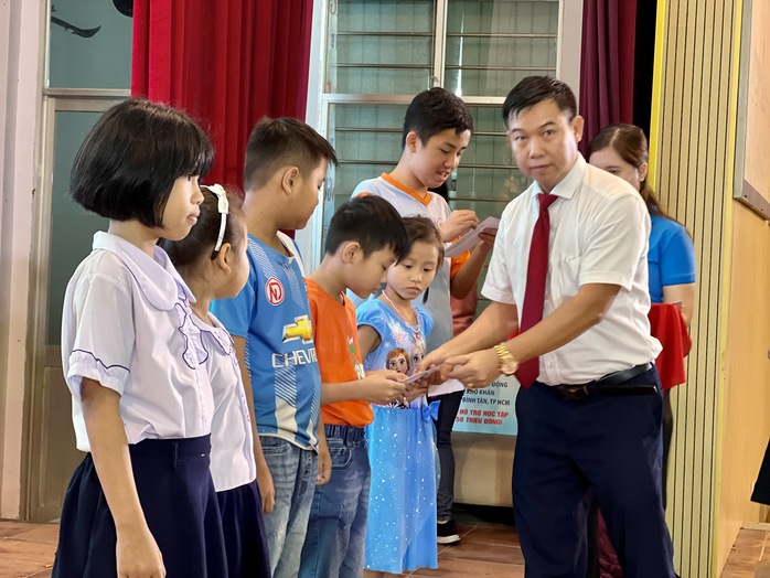 Báo Người Lao động trao 50 suất học bổng tiếp sức con đoàn viên - lao động vượt khó, học giỏi - Ảnh 3.