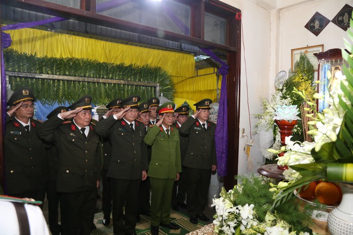 Tiễn biệt phó trưởng công an phường hy sinh khi khống chế người tâm thần- Ảnh 2. Tiễn biệt phó trưởng công an phường hy sinh khi khống chế người tâm thần- Ảnh 2.