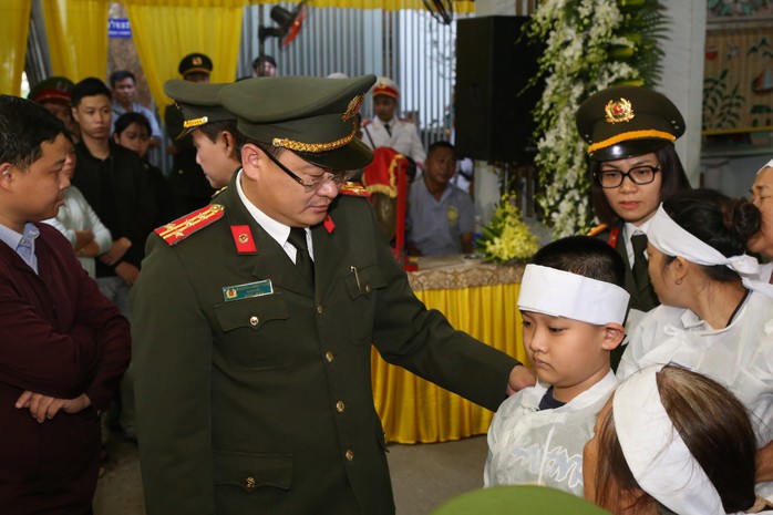 Tiễn biệt phó trưởng công an phường hy sinh khi khống chế người tâm thần- Ảnh 3. Tiễn biệt phó trưởng công an phường hy sinh khi khống chế người tâm thần- Ảnh 3.