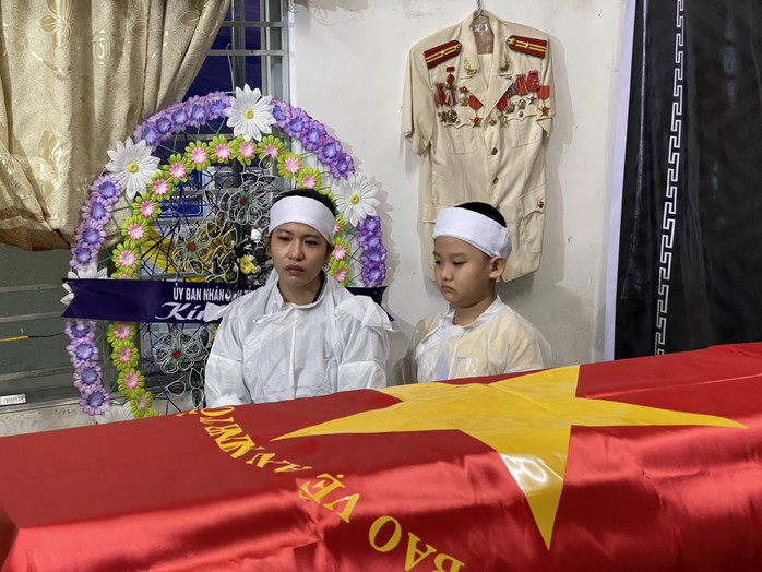 Tiễn biệt phó trưởng công an phường hy sinh khi khống chế người tâm thần- Ảnh 1. Tiễn biệt phó trưởng công an phường hy sinh khi khống chế người tâm thần- Ảnh 1.