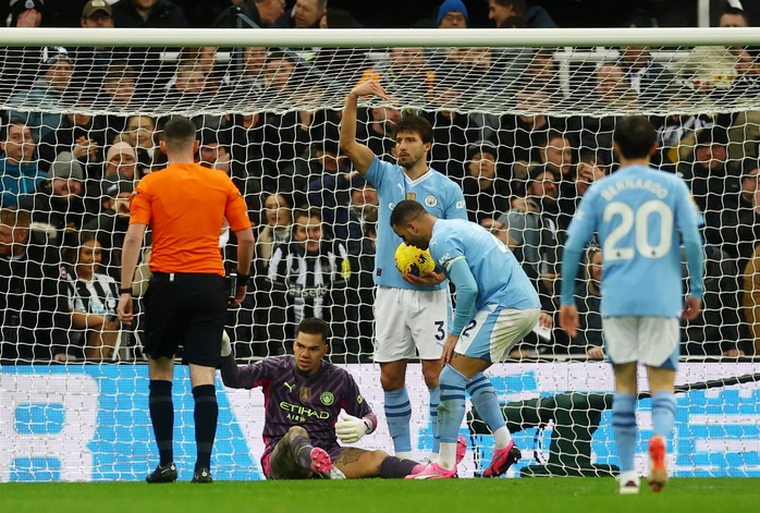 De Bruyne bùng nổ ngày trở lại, Man City ngược dòng quật ngã Newcastle- Ảnh 1.