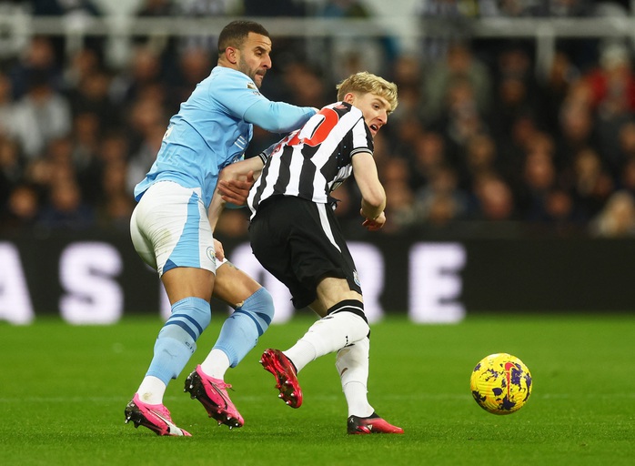 De Bruyne bùng nổ ngày trở lại, Man City ngược dòng quật ngã Newcastle- Ảnh 2.