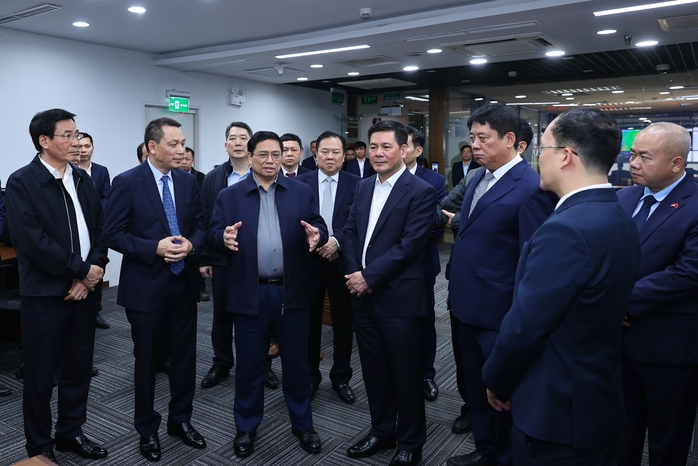 Thủ tướng động viên ngành điện "không hoang mang, lo sợ" trước khó khăn mang tính sự cố, tình thế- Ảnh 2. Thủ tướng động viên ngành điện "không hoang mang, lo sợ" trước khó khăn mang tính sự cố, tình thế- Ảnh 2.