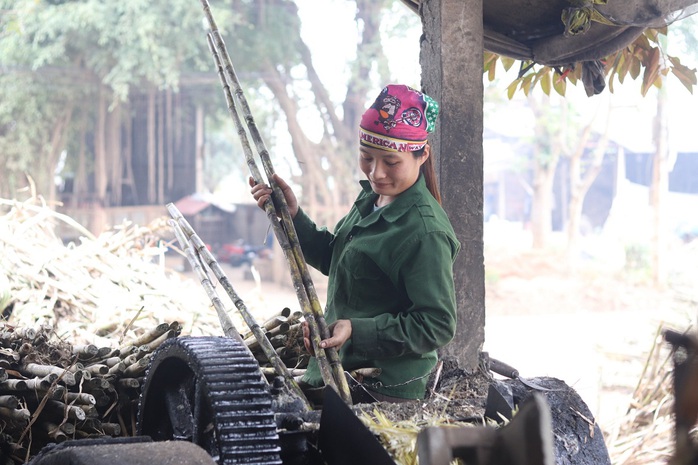 "Thủ phủ" mật mía lớn nhất xứ Thanh đỏ lửa ngày đêm phục vụ dân ăn Tết- Ảnh 4. "Thủ phủ" mật mía lớn nhất xứ Thanh đỏ lửa ngày đêm phục vụ dân ăn Tết- Ảnh 4.