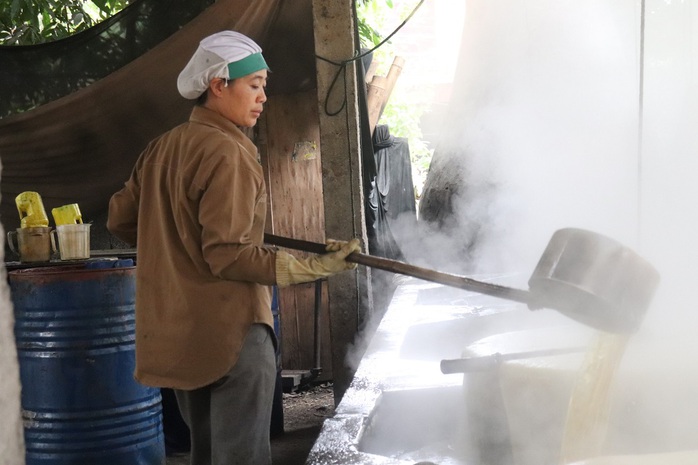 "Thủ phủ" mật mía lớn nhất xứ Thanh đỏ lửa ngày đêm phục vụ dân ăn Tết- Ảnh 7. "Thủ phủ" mật mía lớn nhất xứ Thanh đỏ lửa ngày đêm phục vụ dân ăn Tết- Ảnh 7.