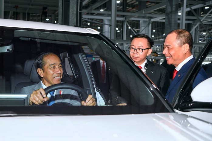 Tỉ phú Phạm Nhật Vượng cầm lái đưa Tổng thống Indonesia thăm nhà máy VinFast- Ảnh 1. Tỉ phú Phạm Nhật Vượng cầm lái đưa Tổng thống Indonesia thăm nhà máy VinFast- Ảnh 1.