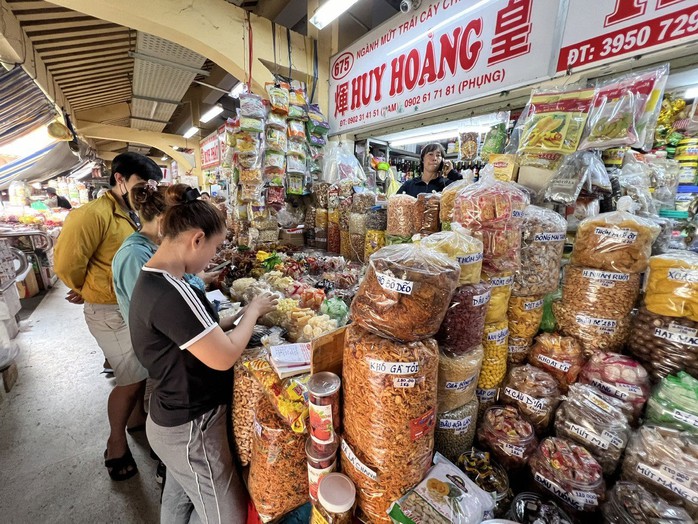 Bánh mứt Tết được bày trí bắt mắt ở chợ Bình Tây (quận 6, TP HCM) Ảnh: NGUYỄN HẢI Bánh mứt Tết được bày trí bắt mắt ở chợ Bình Tây (quận 6, TP HCM) Ảnh: NGUYỄN HẢI
