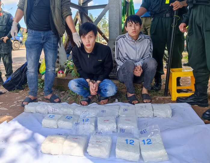 Bắt 2 anh em ruột vận chuyển 20kg tinh thể màu trắng nghi ma túy- Ảnh 1. Bắt 2 anh em ruột vận chuyển 20kg tinh thể màu trắng nghi ma túy- Ảnh 1.