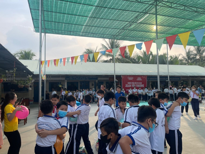 Mang “Xuân yêu thương” đến xã Vĩnh Kim ở Tiền Giang- Ảnh 2. Mang “Xuân yêu thương” đến xã Vĩnh Kim ở Tiền Giang- Ảnh 2.
