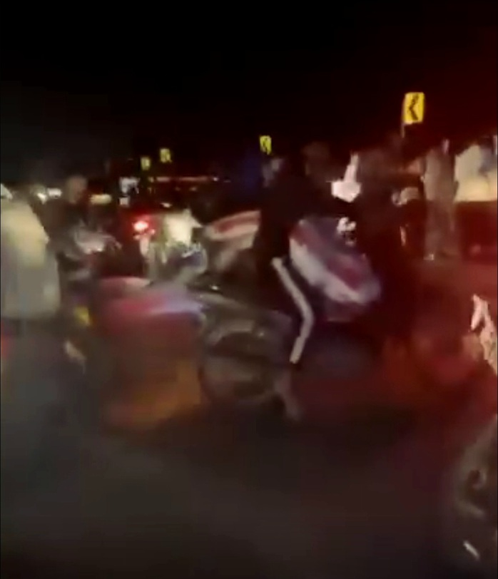 Vận động người dân trả lại gạo nếp "hôi của" sau vụ lật xe- Ảnh 1. Vận động người dân trả lại gạo nếp "hôi của" sau vụ lật xe- Ảnh 1.
