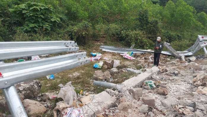 Vụ "hôi của" xe tải bị lật: "Tôi rất áy náy!"- Ảnh 4. Vụ "hôi của" xe tải bị lật: "Tôi rất áy náy!"- Ảnh 4.